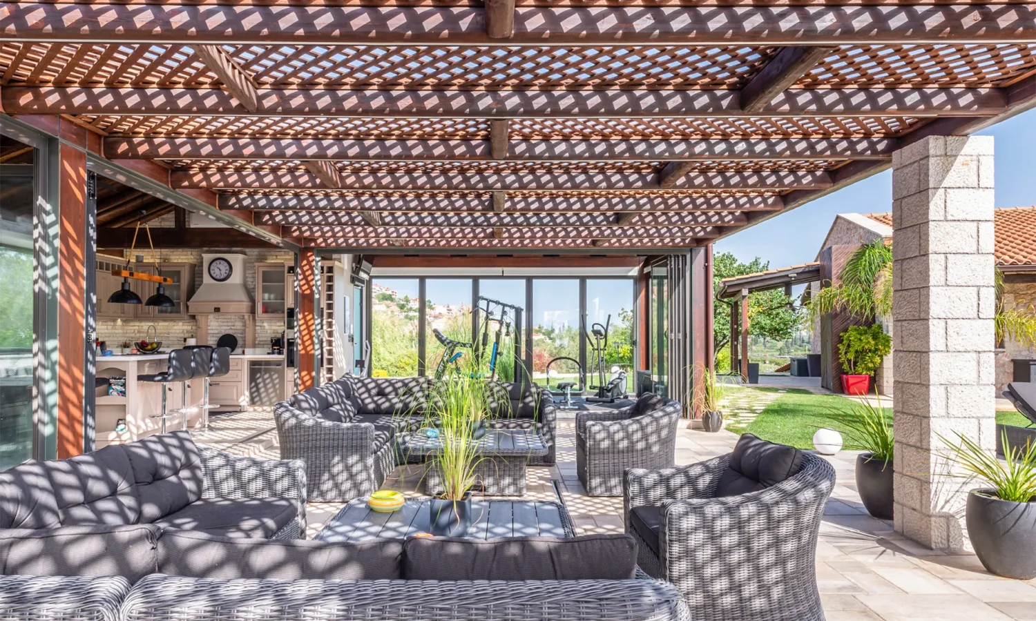 Villa for Sale in Lefkakia with Land