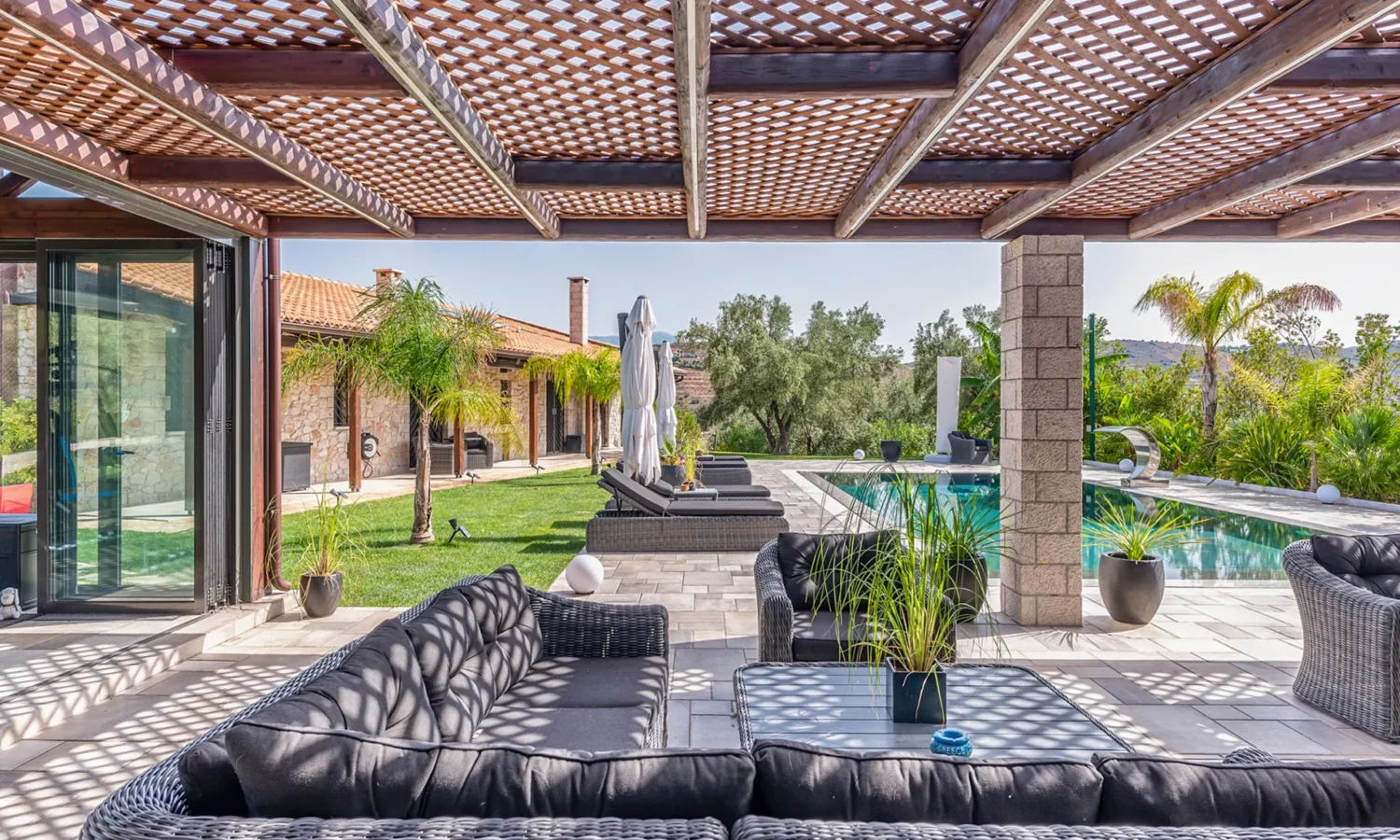 Villa for Sale in Lefkakia with Land