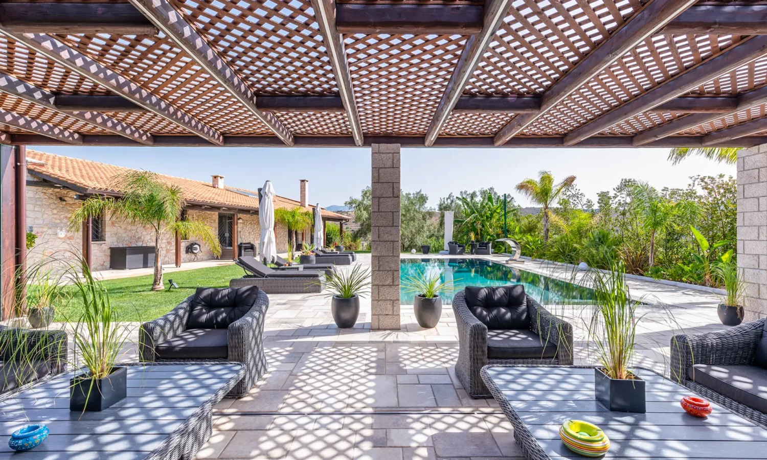 Villa for Sale in Lefkakia with Land