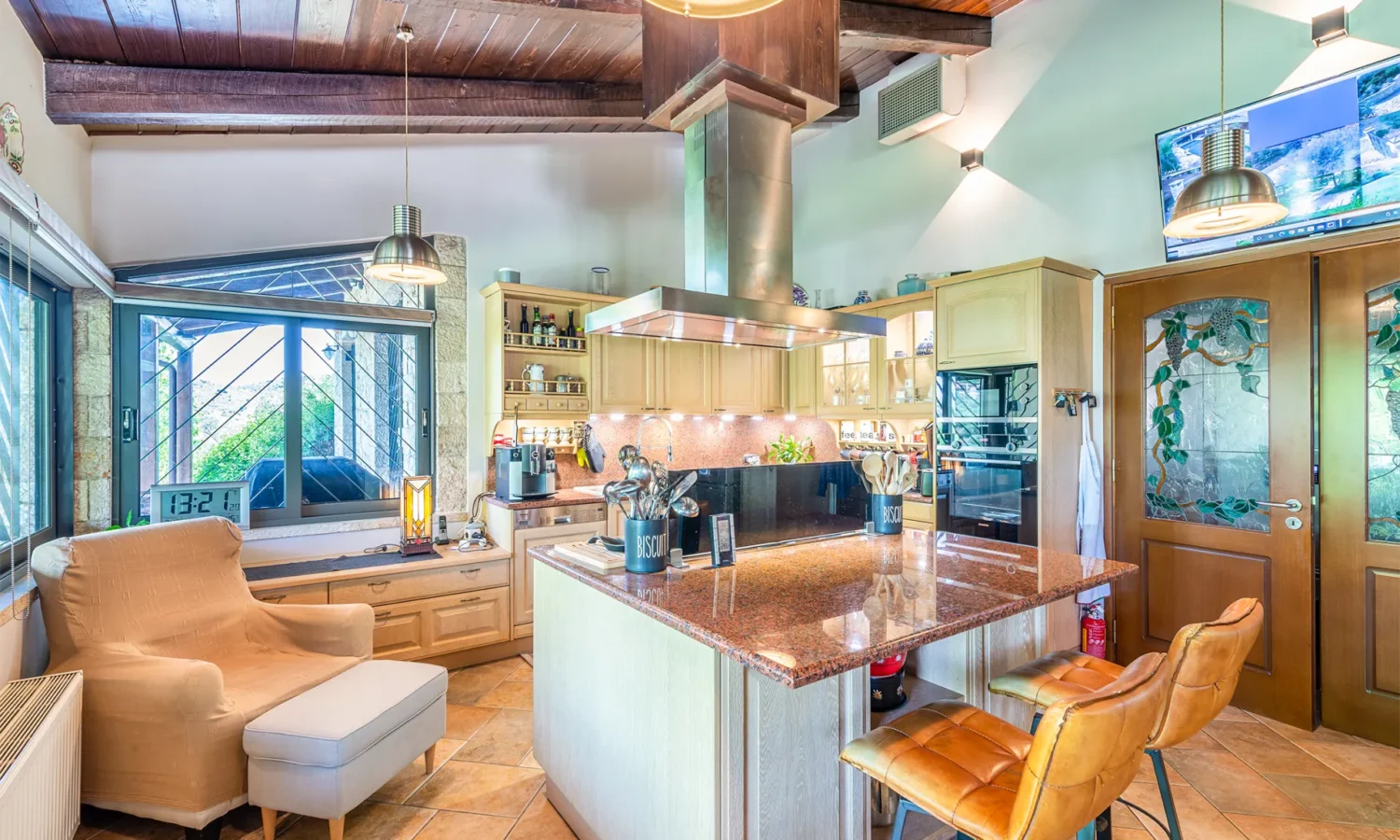 Villa for Sale in Lefkakia with Land