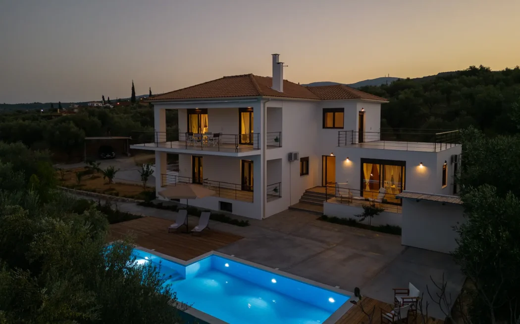 Modern 4 Bedroom Villa with Pool in Falanthi