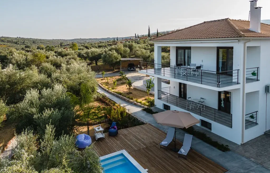 Modern 4 Bedroom Villa with Pool in Falanthi
